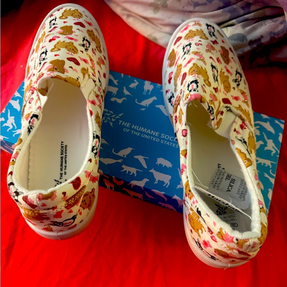 THE HUMANE SOCIETY VALENTINES DAY SHOE,, FOR THE LOVER OF PETS ♥️